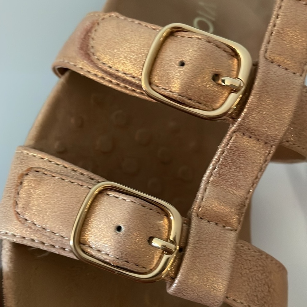Vionic rose gold sandals with gold clasps size 8 - Picture 3 of 5